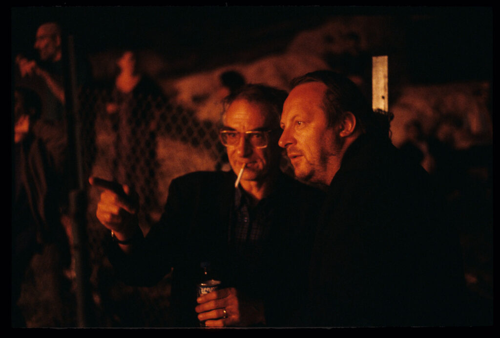 Krzysztof Kieślowski (reżyser) i Zbigniew Preisner (kompozytor muzyki do filmu) na planie zdjęciowym.