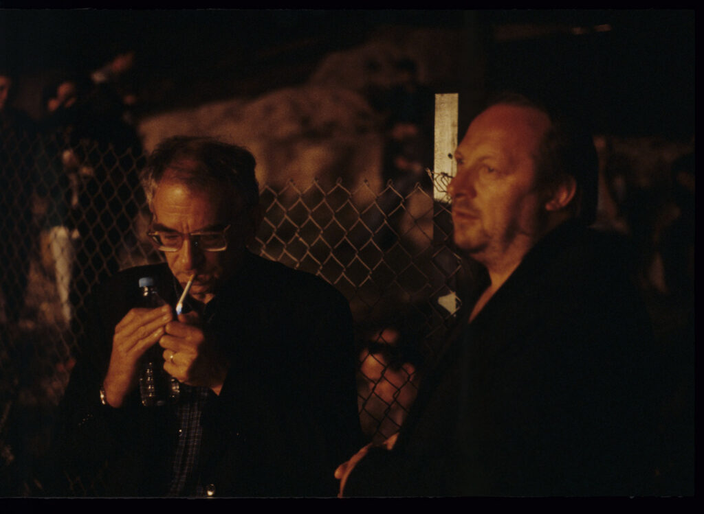 Krzysztof Kieślowski (reżyser) i Zbigniew Preisner (kompozytor muzyki do filmu) na planie zdjęciowym.