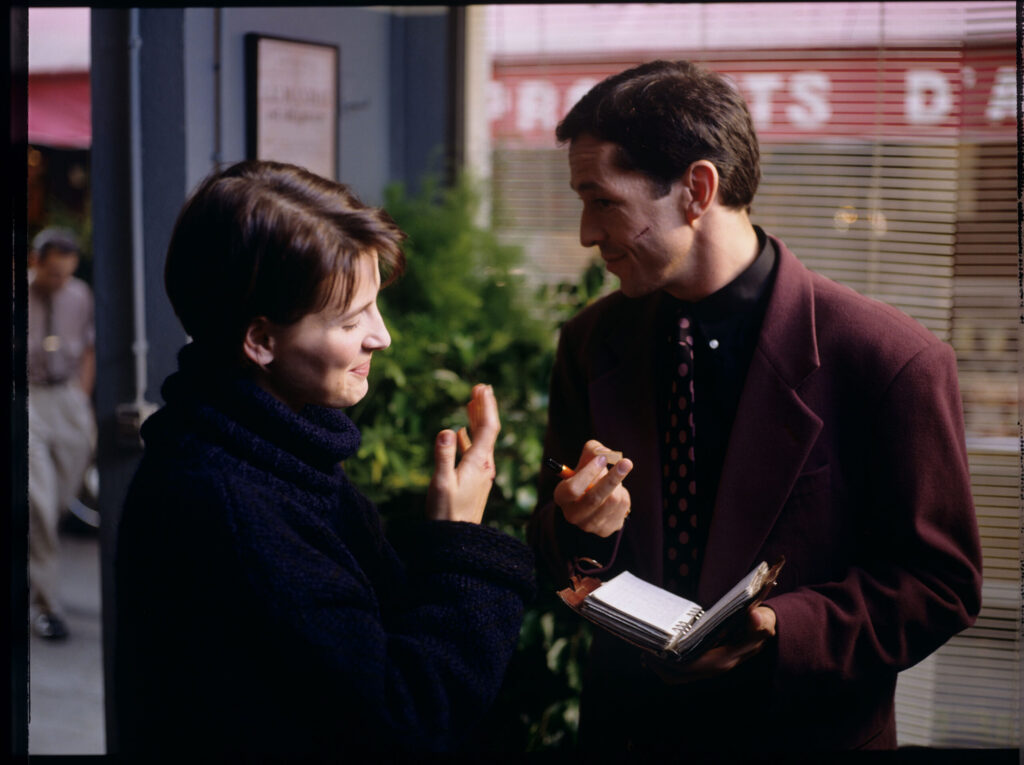 Julie goes to a real estate agency to ask the clerk (Philippe Volter) to change her apartment because of the mice.