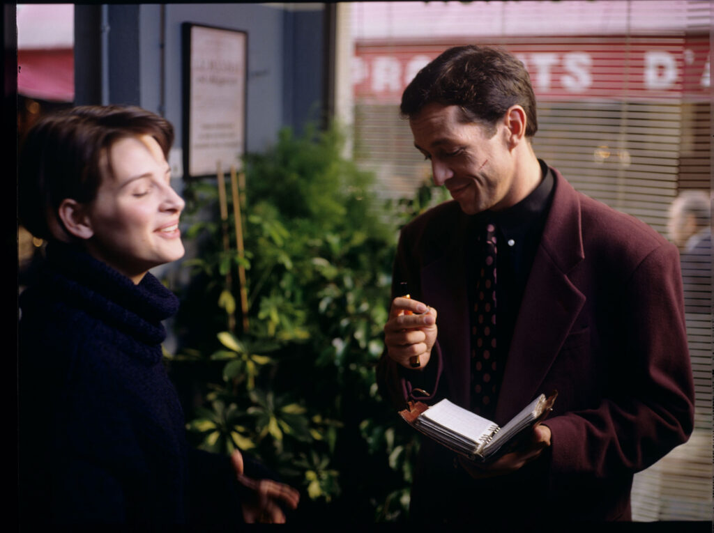 Julie goes to a real estate agency to ask the clerk (Philippe Volter) to change her apartment because of the mice.