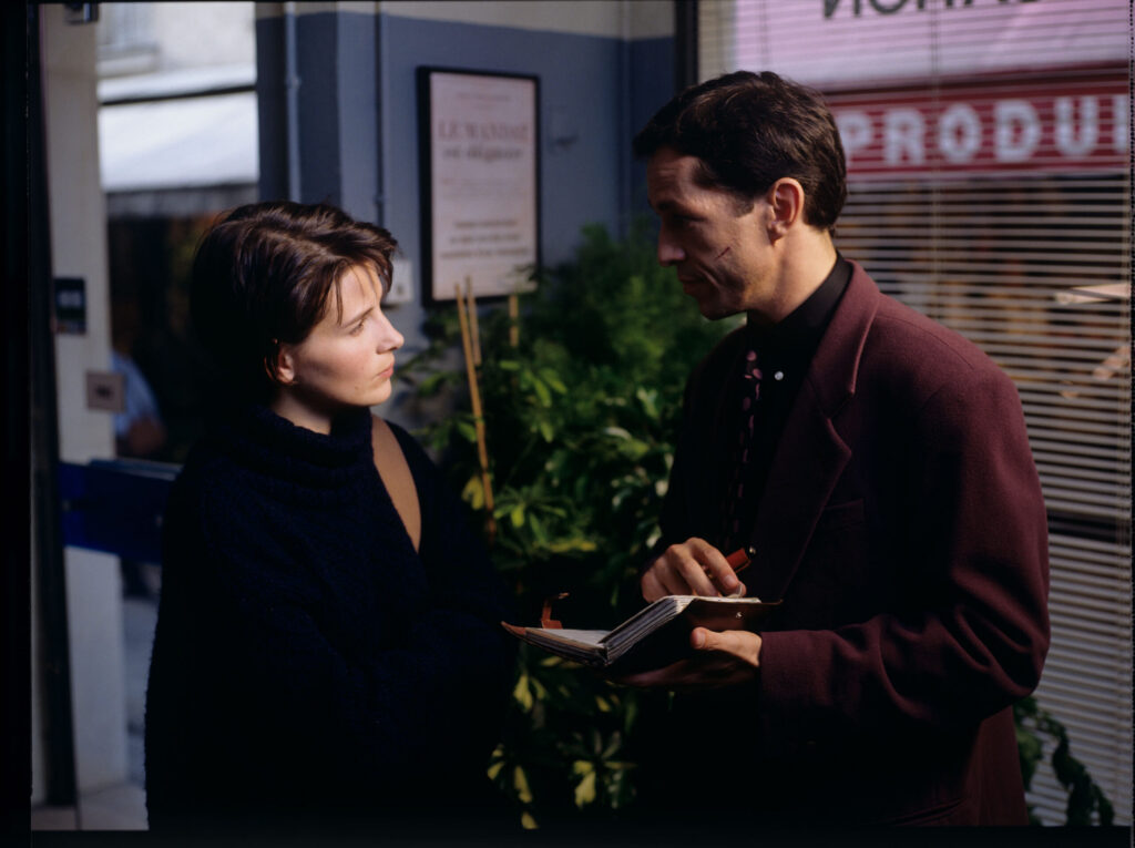 Julie goes to a real estate agency to ask the clerk (Philippe Volter) to change her apartment because of the mice.