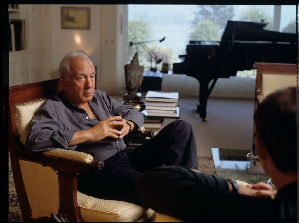 A joint photograph of composer Patrice de Courcy (Hugues Quester) with Alexis Weissenberg, a pianist and musician.