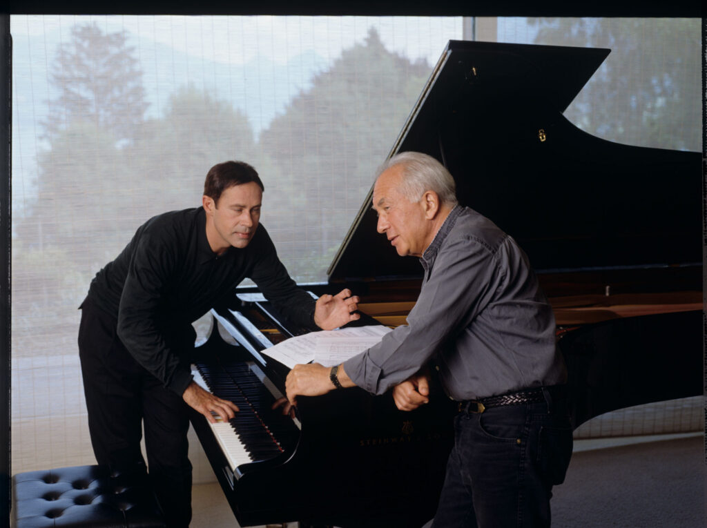 A joint photograph of composer Patrice de Courcy (Hugues Quester) with Alexis Weissenberg, a pianist and musician.
