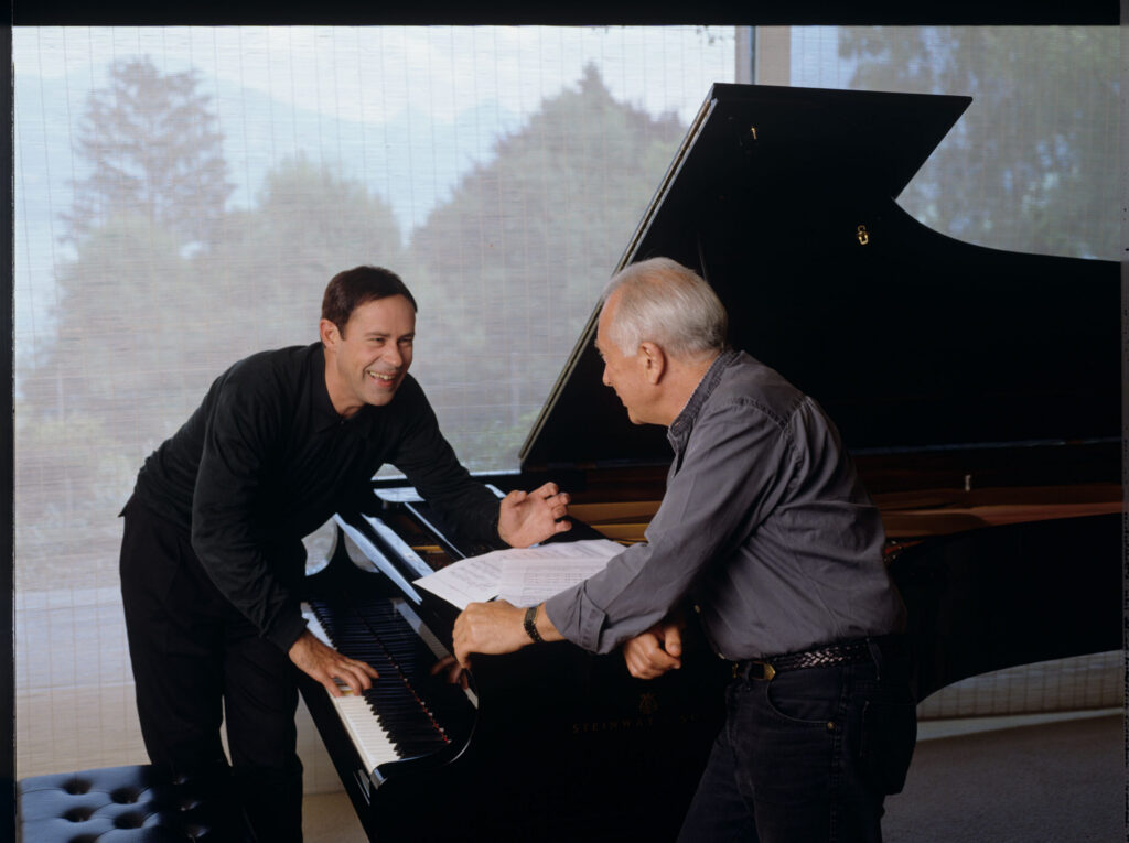 A joint photograph of composer Patrice de Courcy (Hugues Quester) with Alexis Weissenberg, a pianist and musician.