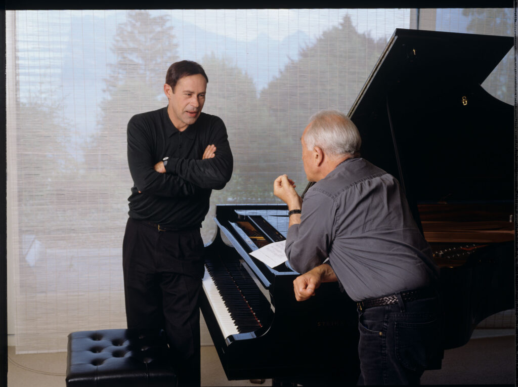 Wspólna fotografia kompozytora Patrice'a de Courcy (Hugues Quester) z Alexisem Weissenbergiem - muzykiem pianistą.