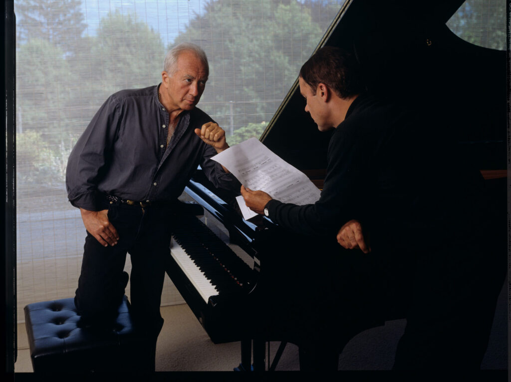 A joint photograph of composer Patrice de Courcy (Hugues Quester) with Alexis Weissenberg, a pianist and musician.