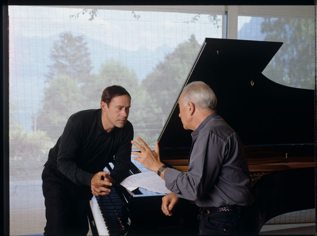 Wspólna fotografia kompozytora Patrice'a de Courcy (Hugues Quester) z Alexisem Weissenbergiem - muzykiem pianistą.