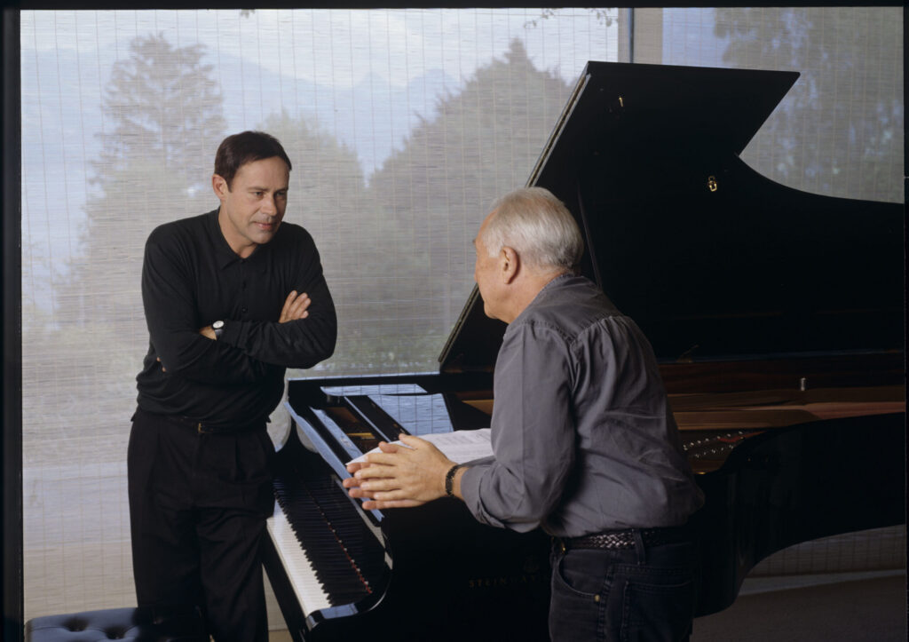 A joint photograph of composer Patrice de Courcy (Hugues Quester) with Alexis Weissenberg, a pianist and musician.