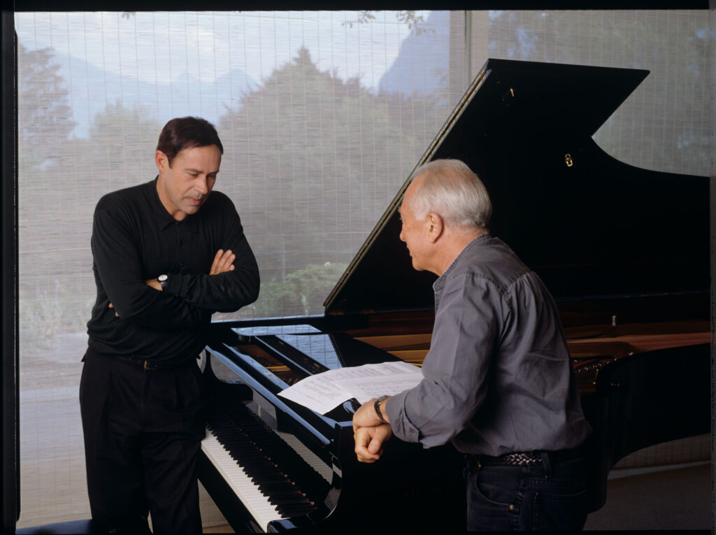 Wspólna fotografia kompozytora Patrice'a de Courcy (Hugues Quester) z Alexisem Weissenbergiem - muzykiem pianistą.