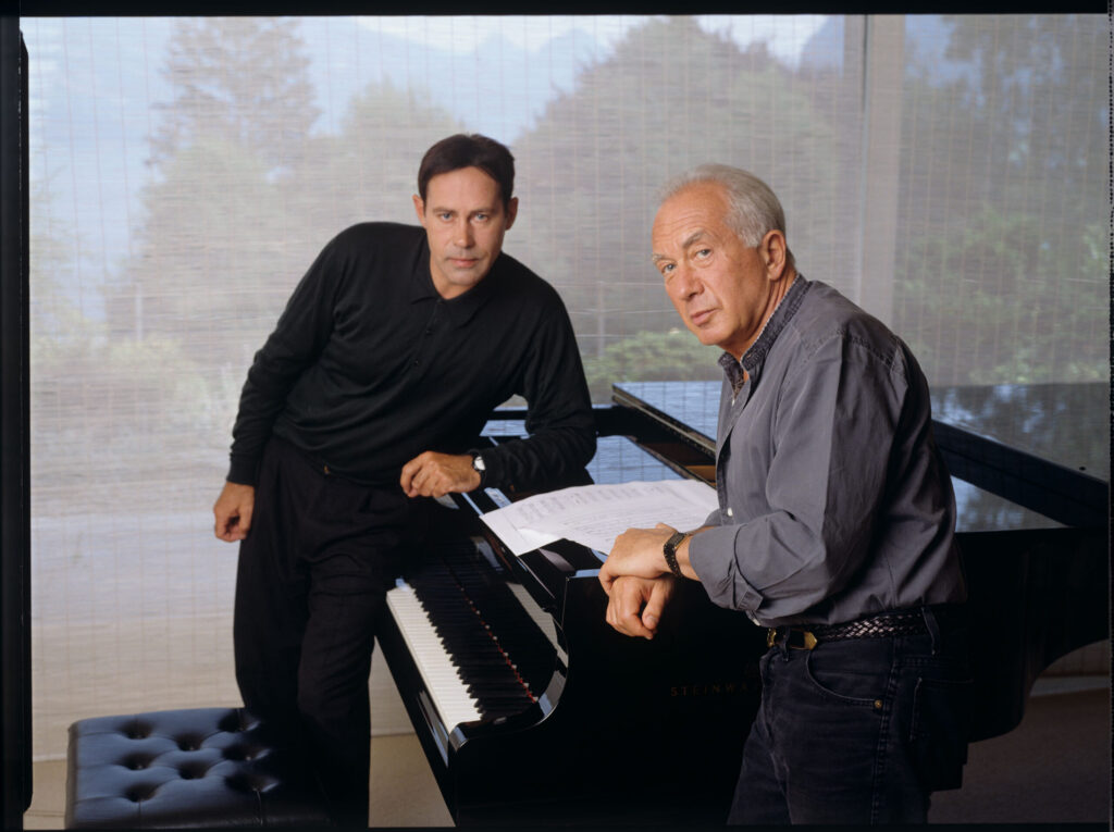A joint photograph of composer Patrice de Courcy (Hugues Quester) with Alexis Weissenberg, a pianist and musician.
