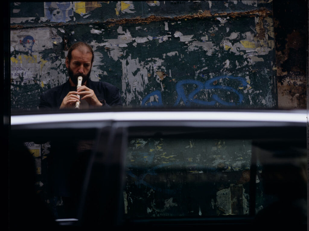 Uliczny flecista, (w tej roli Jacek Ostaszewski - polski kompozytor i muzyk jazzowy).