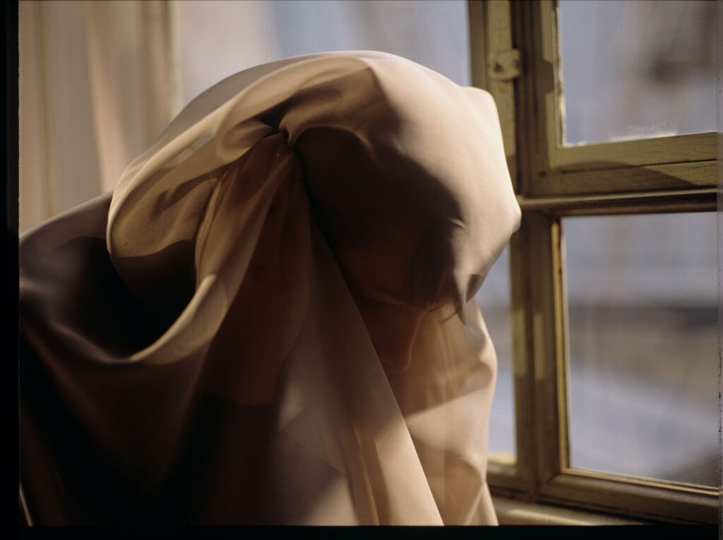 Fotos presenting the main character Julie (Juliette Binoche) by the window in her apartment in Paris