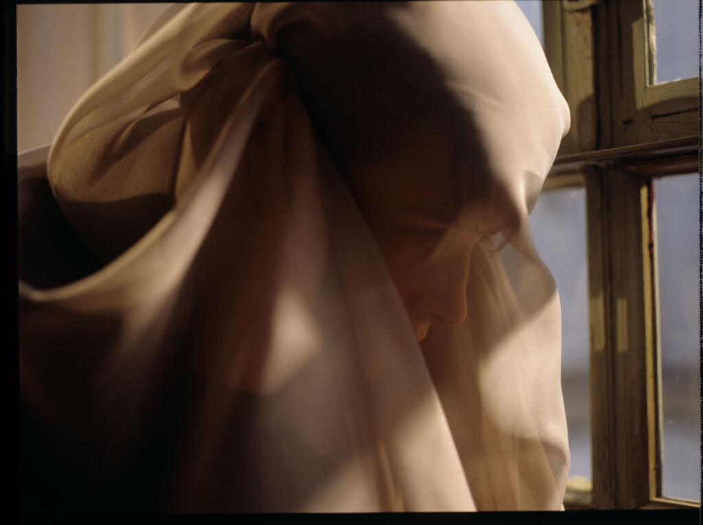 Fotos presenting the main character Julie (Juliette Binoche) by the window in her apartment in Paris