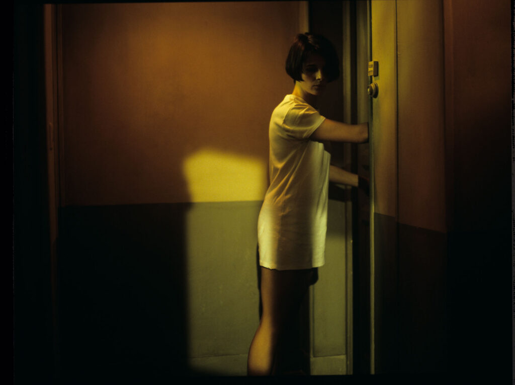 Concerned by noises, Julie (Juliette Binoche) leaves the apartment and accidentally slams the door behind her.