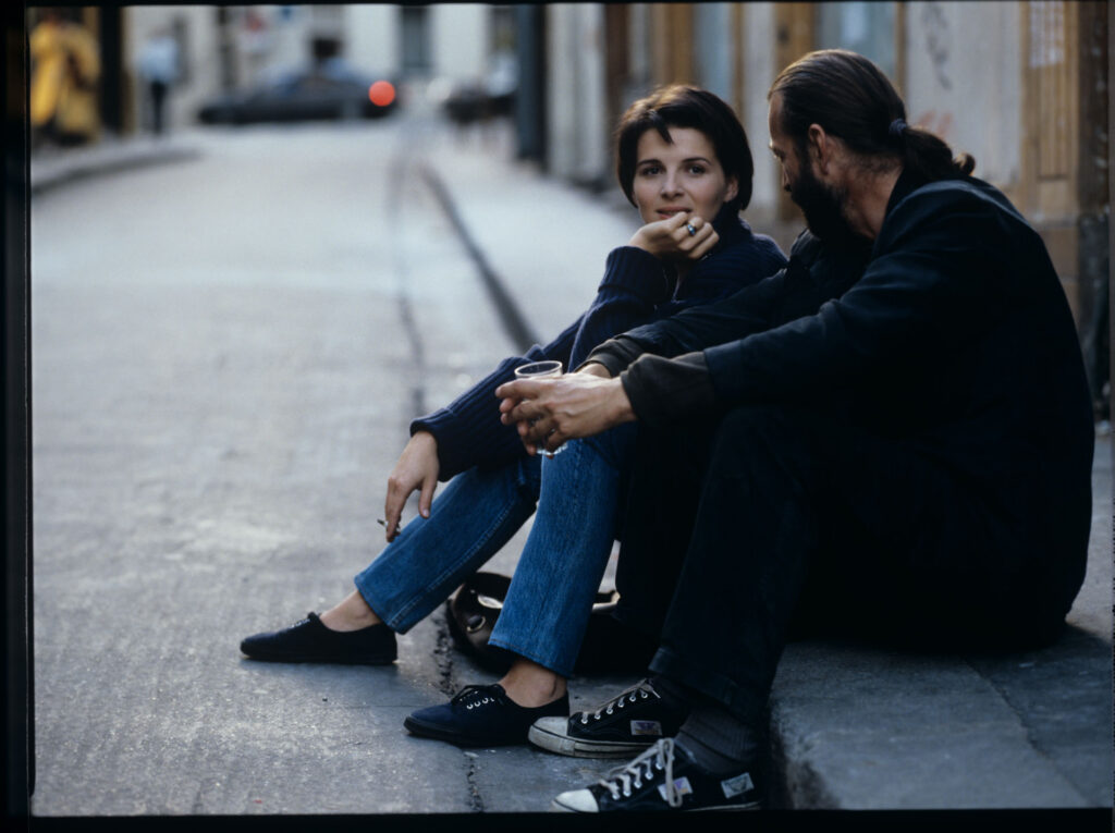Julie (Juliette Binoche) talks to a street flautist (played by Jacek Ostaszewski - Polish composer and jazz musician).