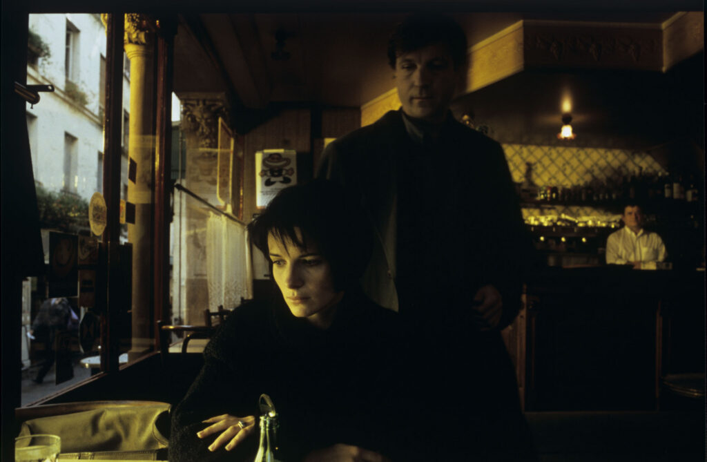 After a long search, Olivier (Benoit Regent) finds Julie (Juliette Binoche) in a café.
