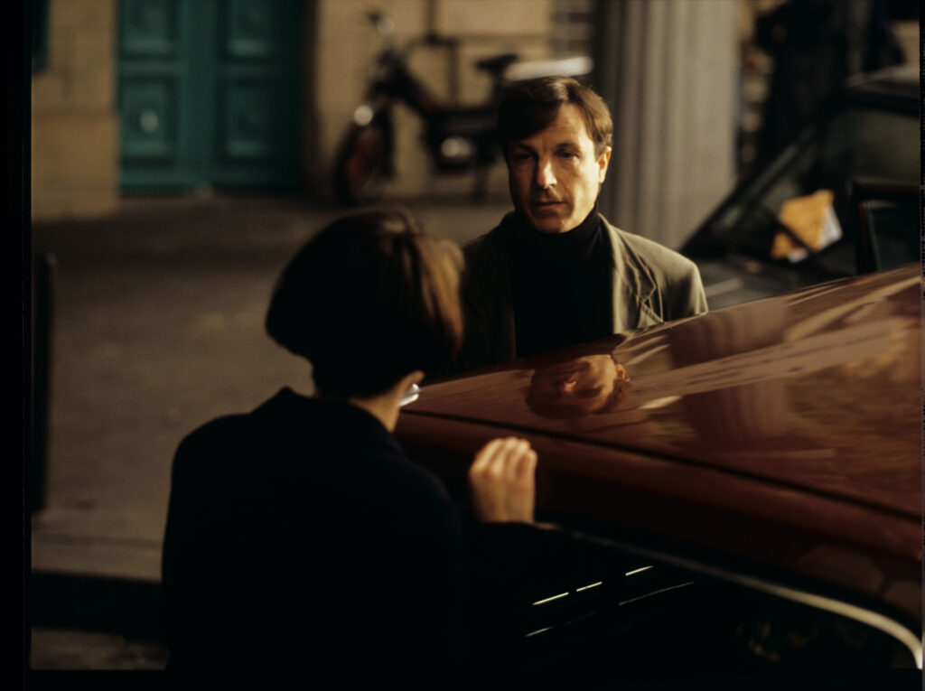 Julie (Juliette Binoche) talks to Olivier (Benoit Regent).