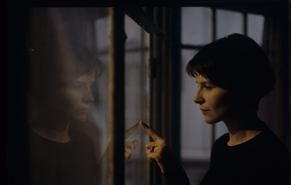 Julie (Juliette Binoche) talks to Olivier (Benoit Regent).