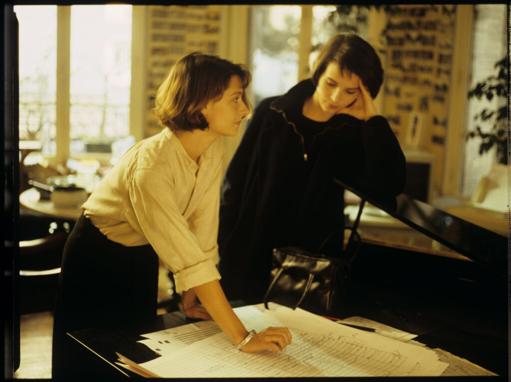Julie (Juliette Binoche) and copier (Florence Vignon) talking about Patrice's unfinished composition.