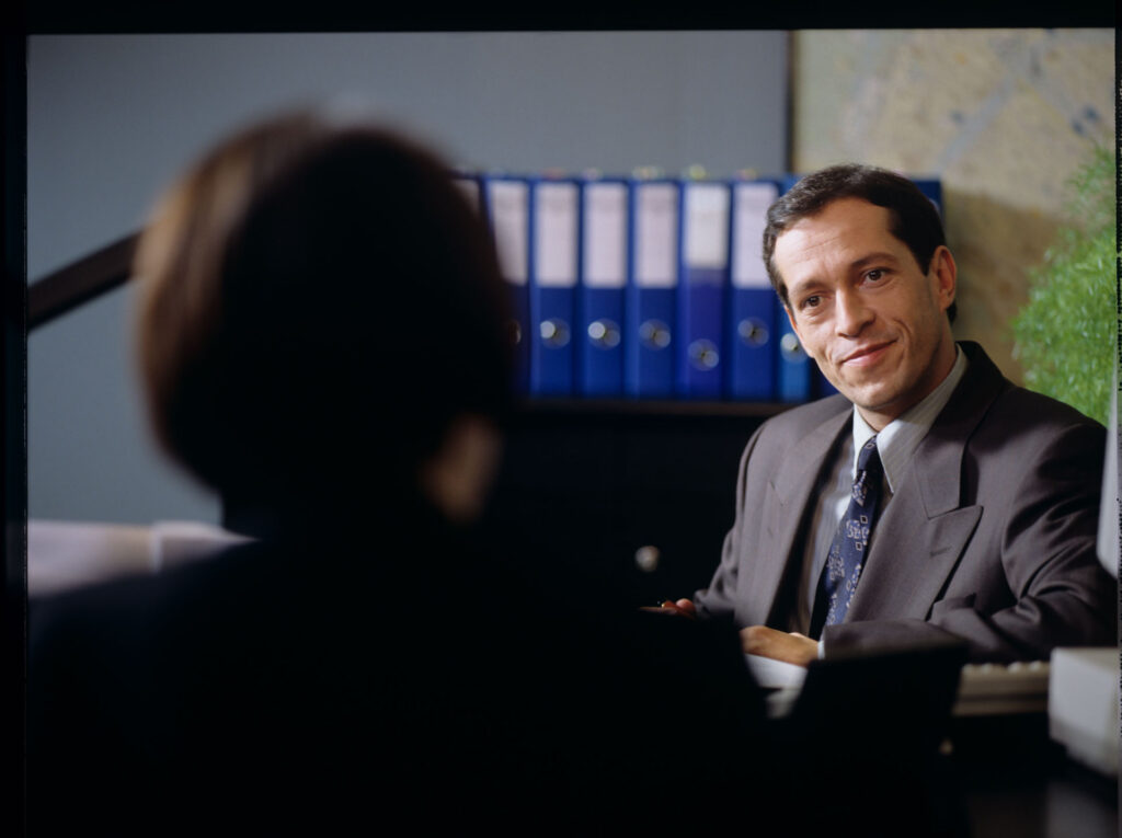 Julie (Juliette Binoche) talks to a real estate agent (Philippe Volter).
