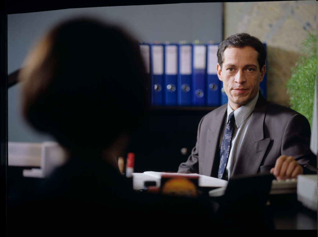 Julie (Juliette Binoche) talks to a real estate agent (Philippe Volter).