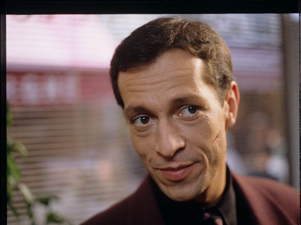 The real estate agent (Philippe Volter) to whom Julie has come to rent an apartment in Paris.