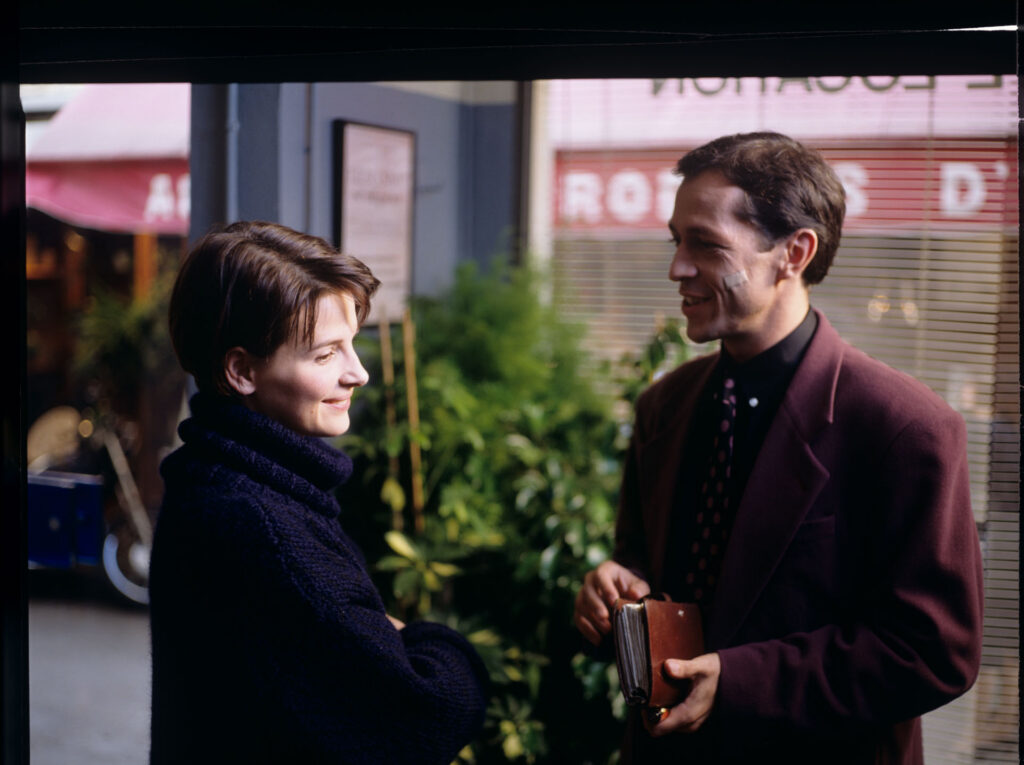 Julie (Juliette Binoche) is talking to the real estate agent (Philippe Volter).