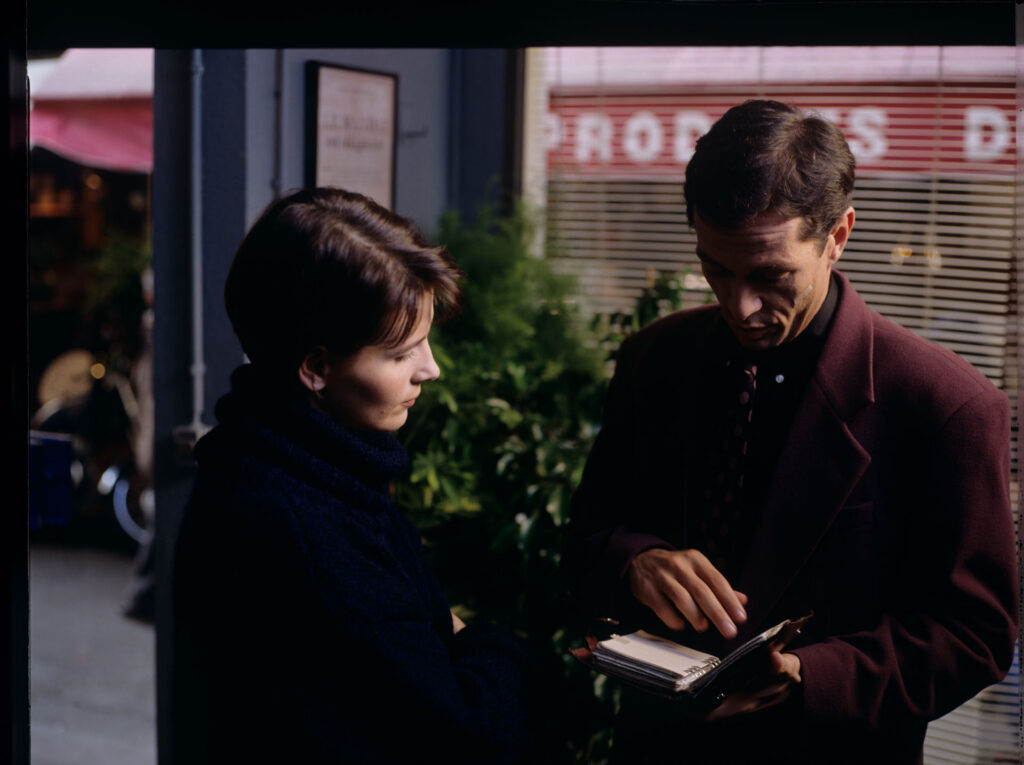 Julie (Juliette Binoche) returns to the real estate agent (Philippe Volter) to exchange her rented apartment for another one.