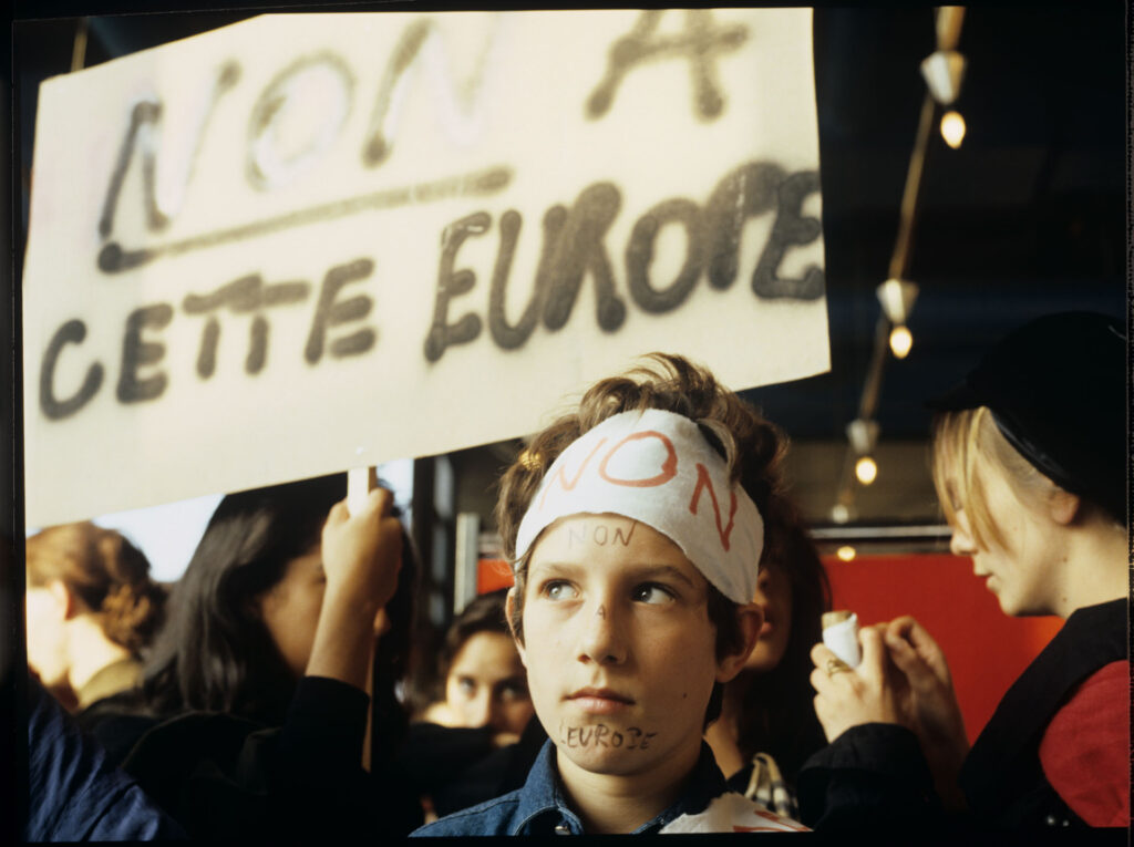 Demonstrators who entered the café where Julie met Antoine.