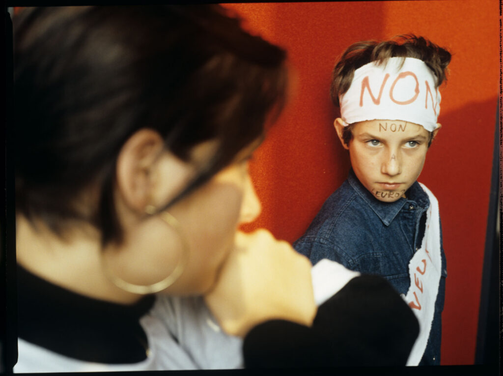 Demonstrators who entered the café where Julie met Antoine.