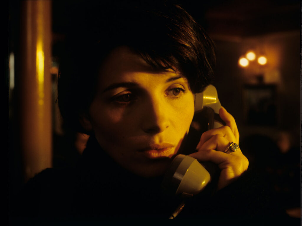 Julie (Juliette Binoche) calls Olivier to inform him that she has completed a composition by her tragically deceased husband.