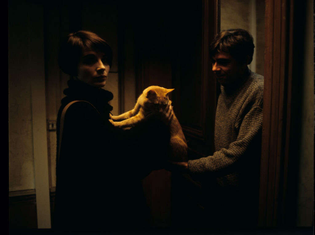 Julie (Juliette Binoche) borrows a cat from a neighbor to get rid of a family of mice from her apartment.
