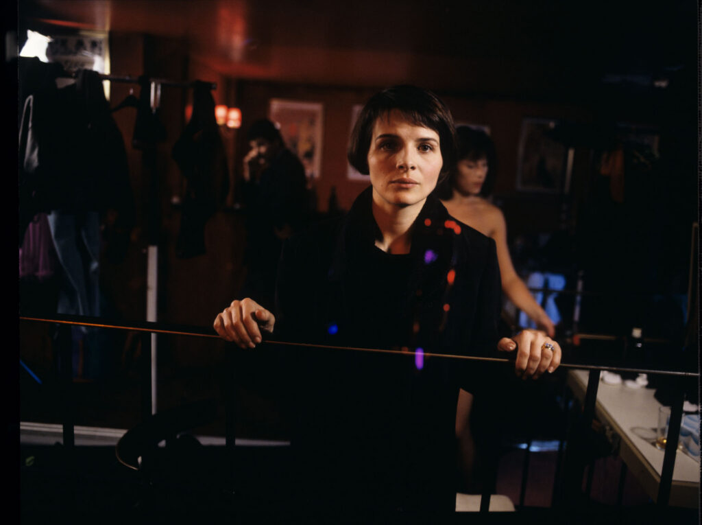 Julie (Juliette Binoche) in Live-Show cabaret in Paris, where she came invited by her neighbour Lucille.