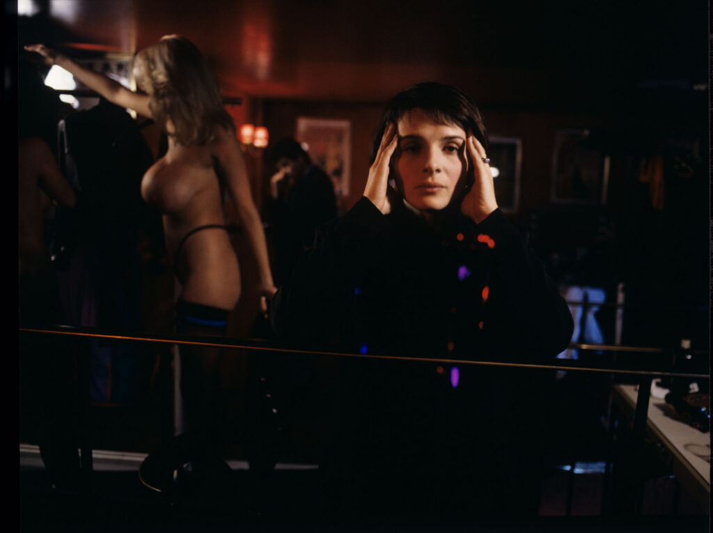 Julie (Juliette Binoche) in Live-Show cabaret in Paris, where she came invited by her neighbour Lucille.