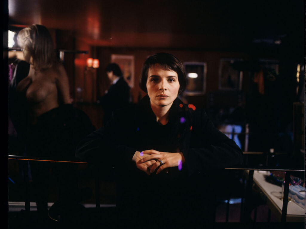Julie (Juliette Binoche) in Live-Show cabaret in Paris, where she came invited by her neighbour Lucille.