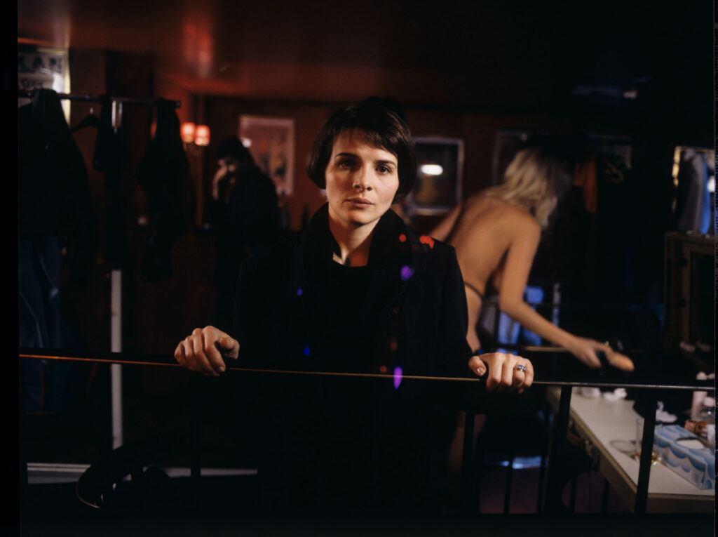 Julie (Juliette Binoche) in Live-Show cabaret in Paris, where she came invited by her neighbour Lucille.