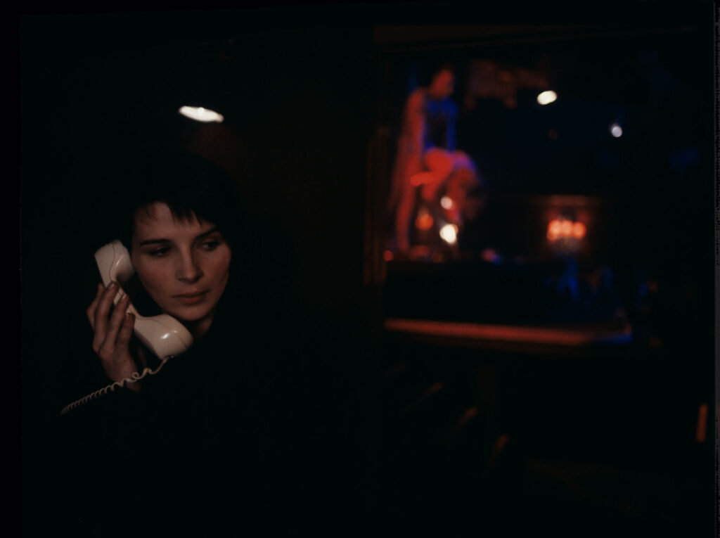 Julie (J. Binoche) meets a boy at a café who witnessed the car accident that killed her husband and daughter.
