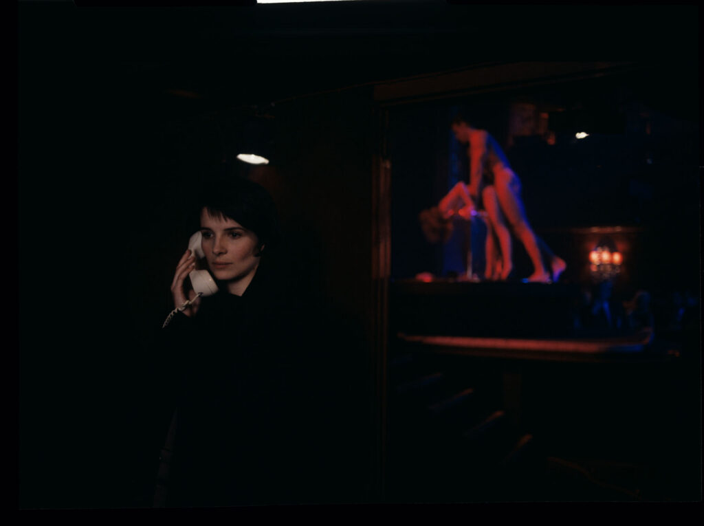 Julie (J. Binoche) meets a boy at a café who witnessed the car accident that killed her husband and daughter.