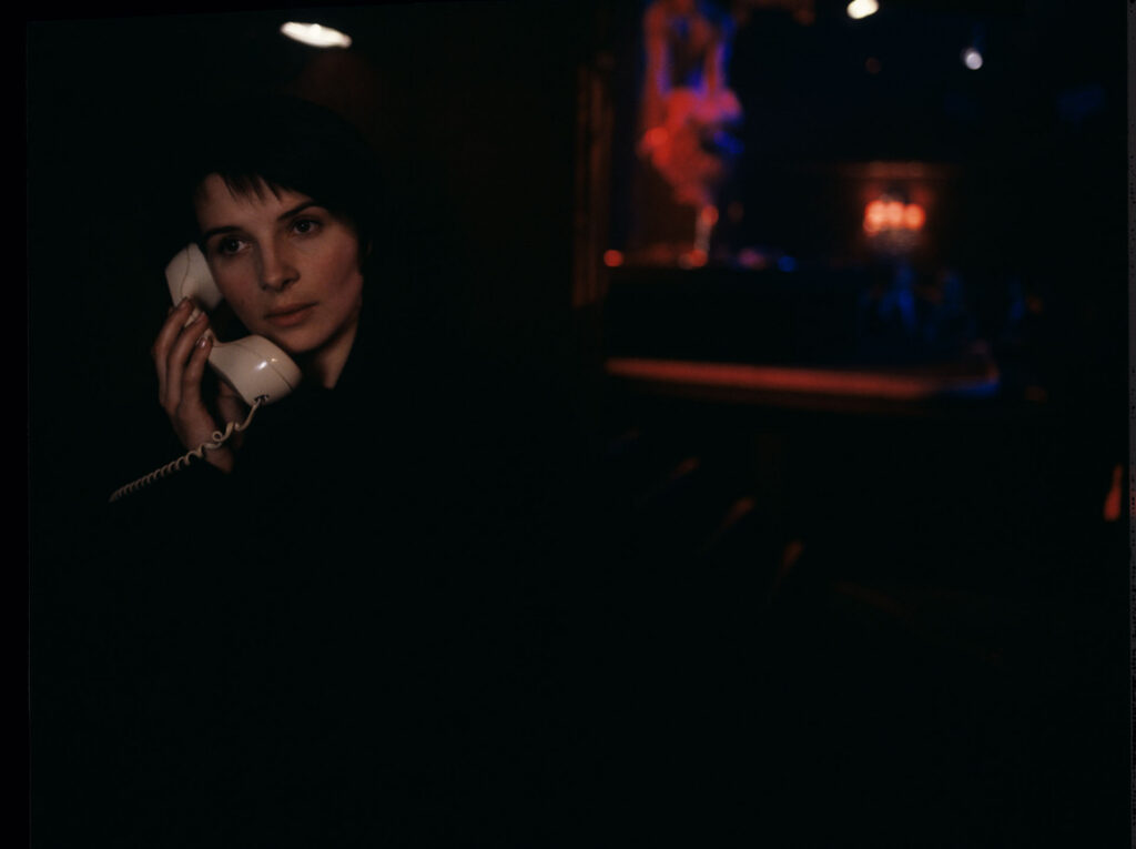 Julie (J. Binoche) meets a boy at a café who witnessed the car accident that killed her husband and daughter.