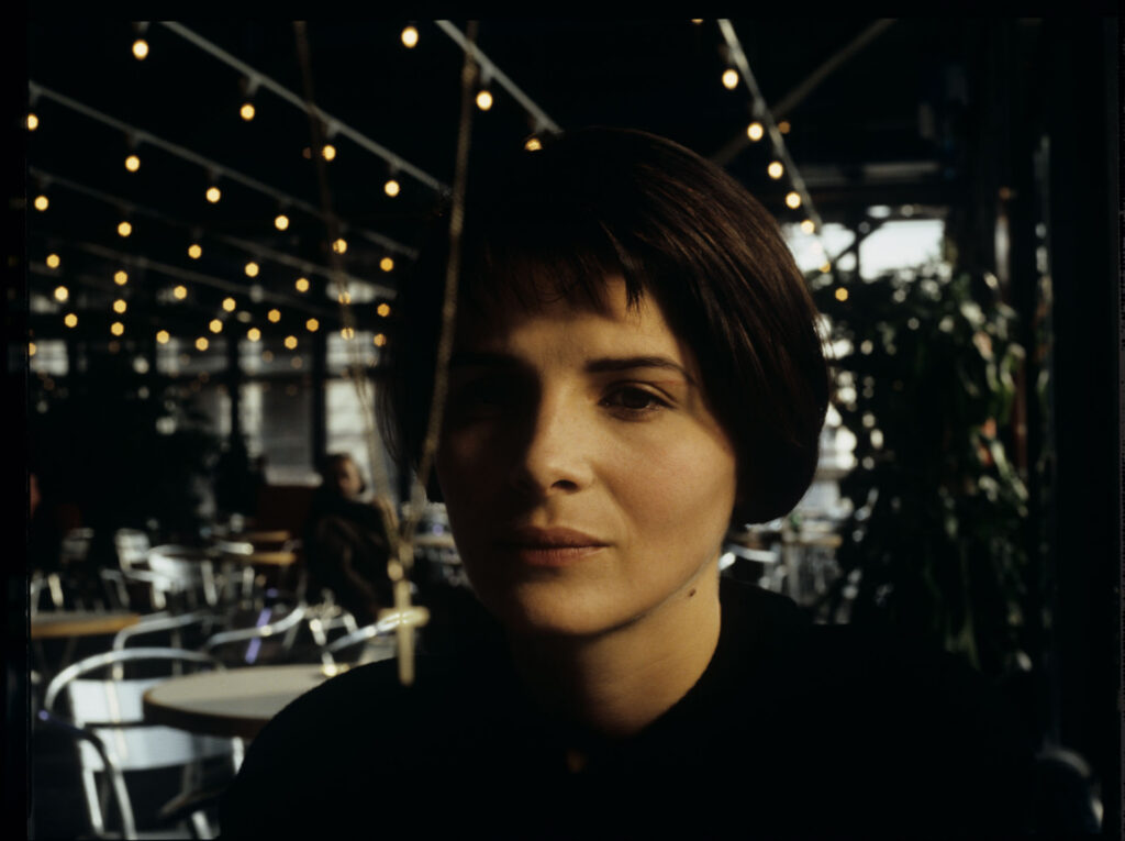 Julie (J. Binoche) meets a boy at a café who witnessed the car accident that killed her husband and daughter.