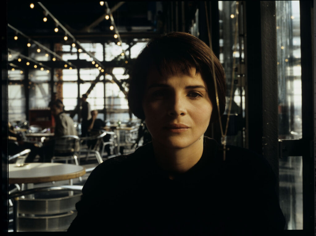Julie (J. Binoche) meets a boy at a café who witnessed the car accident that killed her husband and daughter.