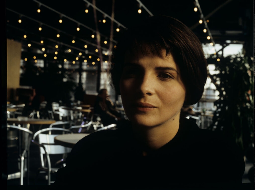 Julie (J. Binoche) meets a boy at a café who witnessed the car accident that killed her husband and daughter.