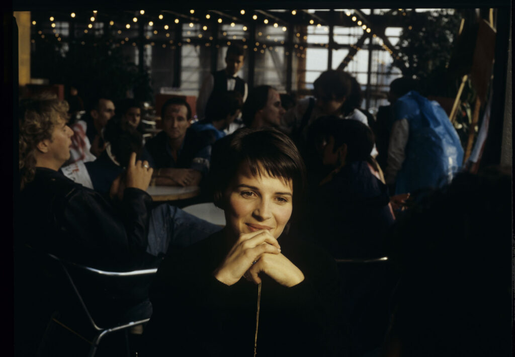 Julie (J. Binoche) meets a boy at a café who witnessed the car accident that killed her husband and daughter.