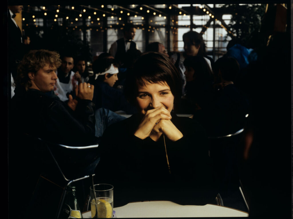 Julie (J. Binoche) meets a boy at a café who witnessed the car accident that killed her husband and daughter.