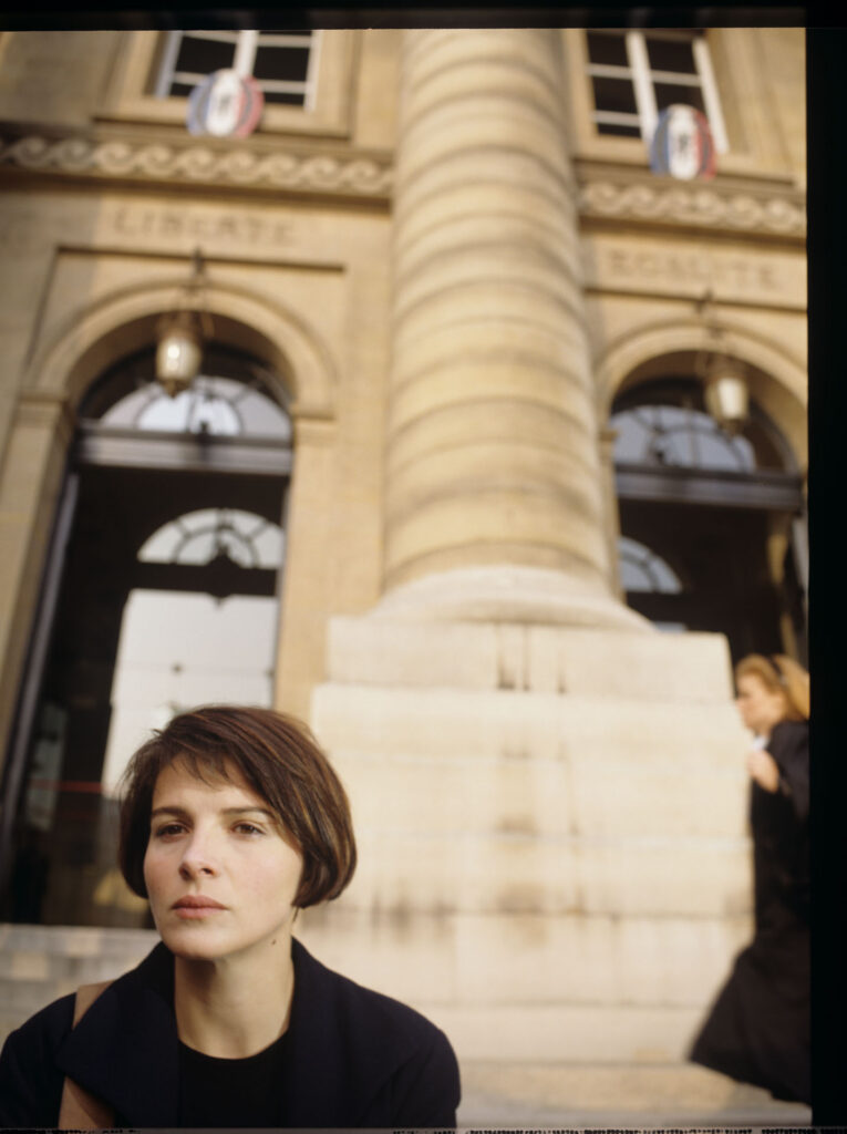 Julie (Juliette Binoche) with the Palace of Justice in the background