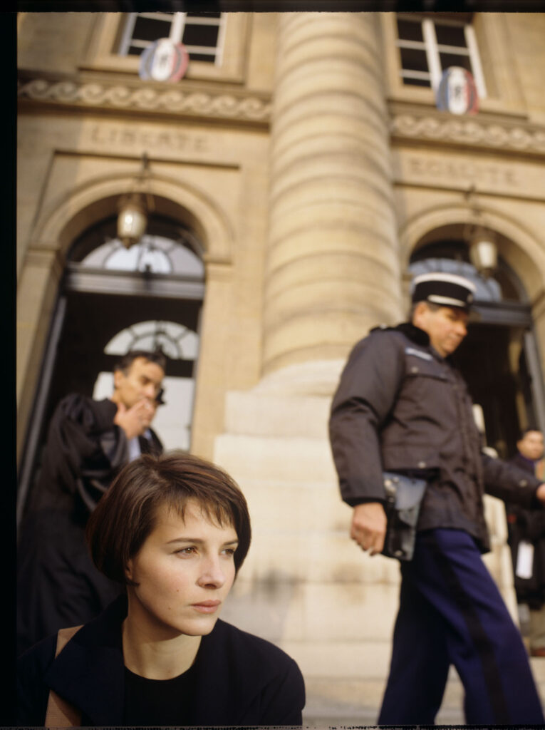 Julie (Juliette Binoche) with the Palace of Justice in the background