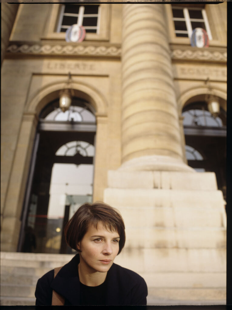 Julie (Juliette Binoche) with the Palace of Justice in the background