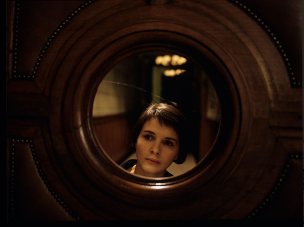 Julie (Juliette Binoche) looking for Sandrine, her husband's lover, peeking in a court room.