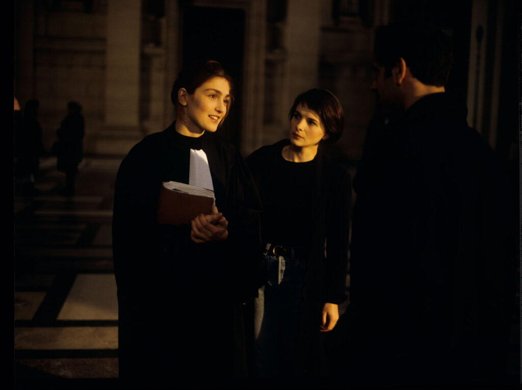 A scene in the hall of the Palace of Justice in Paris where Julie has come to find the mistress of her deceased husband.