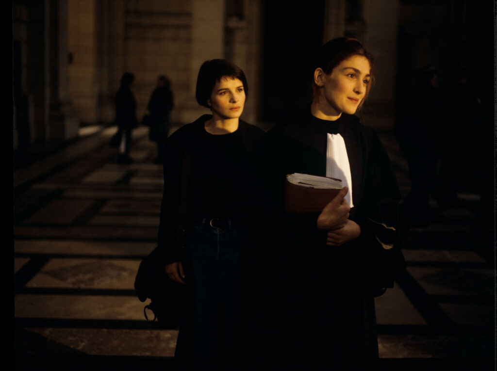 A scene in the hall of the Palace of Justice in Paris where Julie has come to find the mistress of her deceased husband.